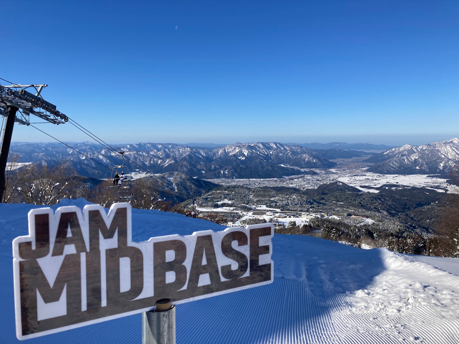 JAM MID BASEから望む雪山の風景