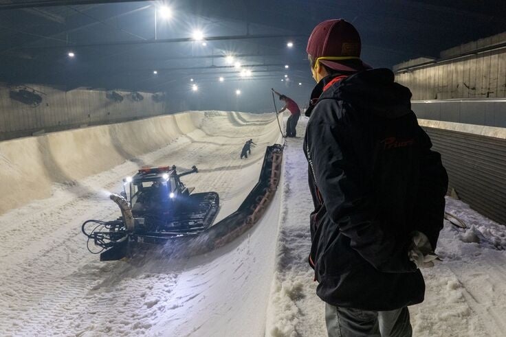 カムイみさかでハーフパイプを整備する圧雪車
