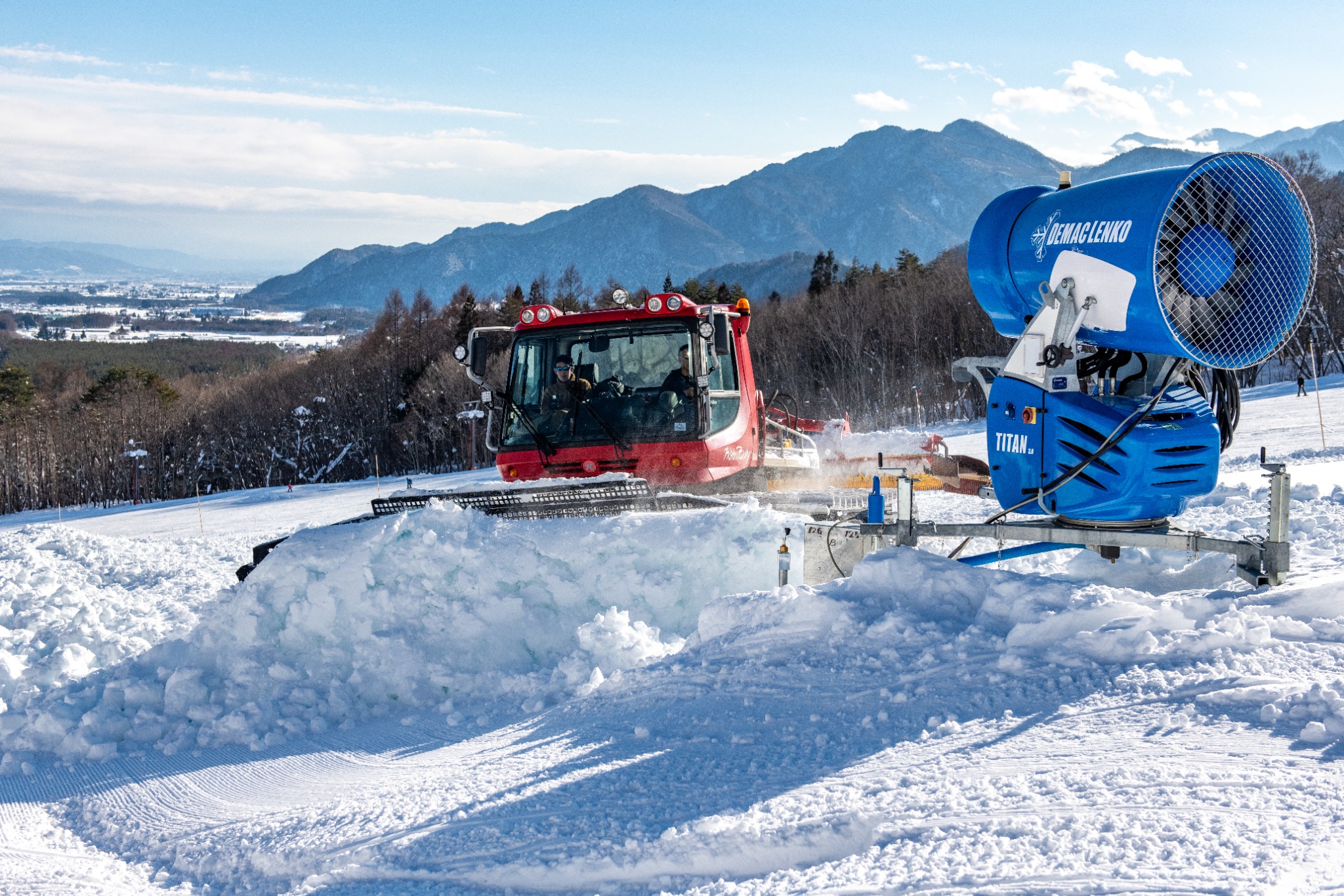 人工降雪と圧雪の現場オペレーション