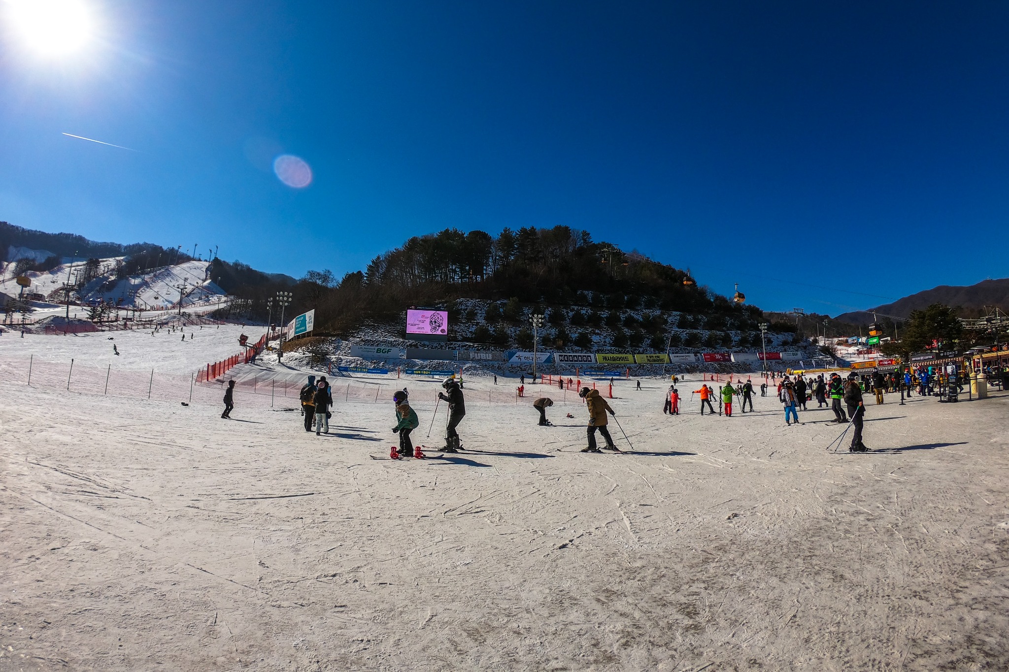 青空の下でにぎわうPhoenix Snow Parkのゲレンデ
