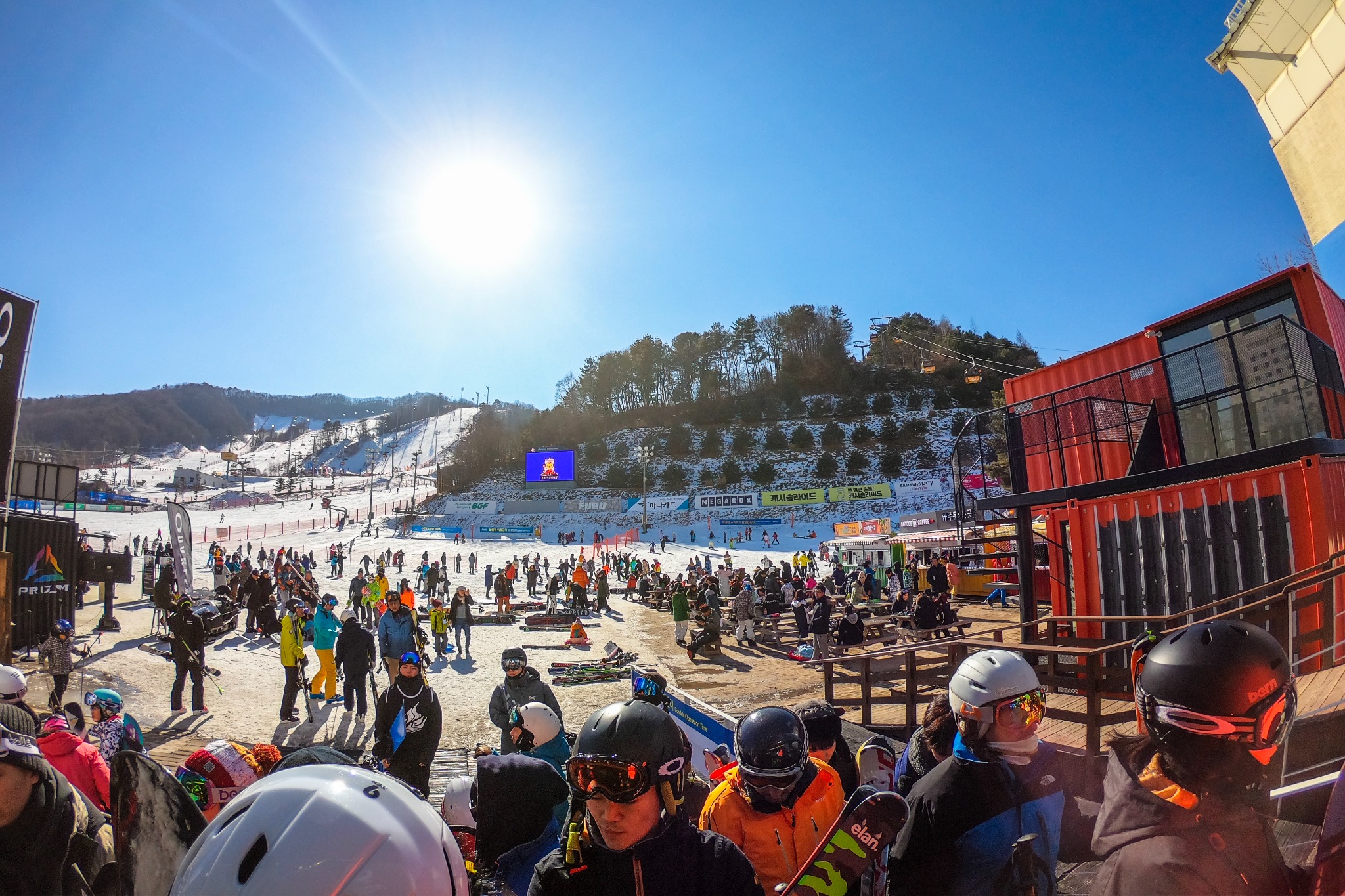多くの来場者でにぎわうPhoenix Snow Parkのベースエリア