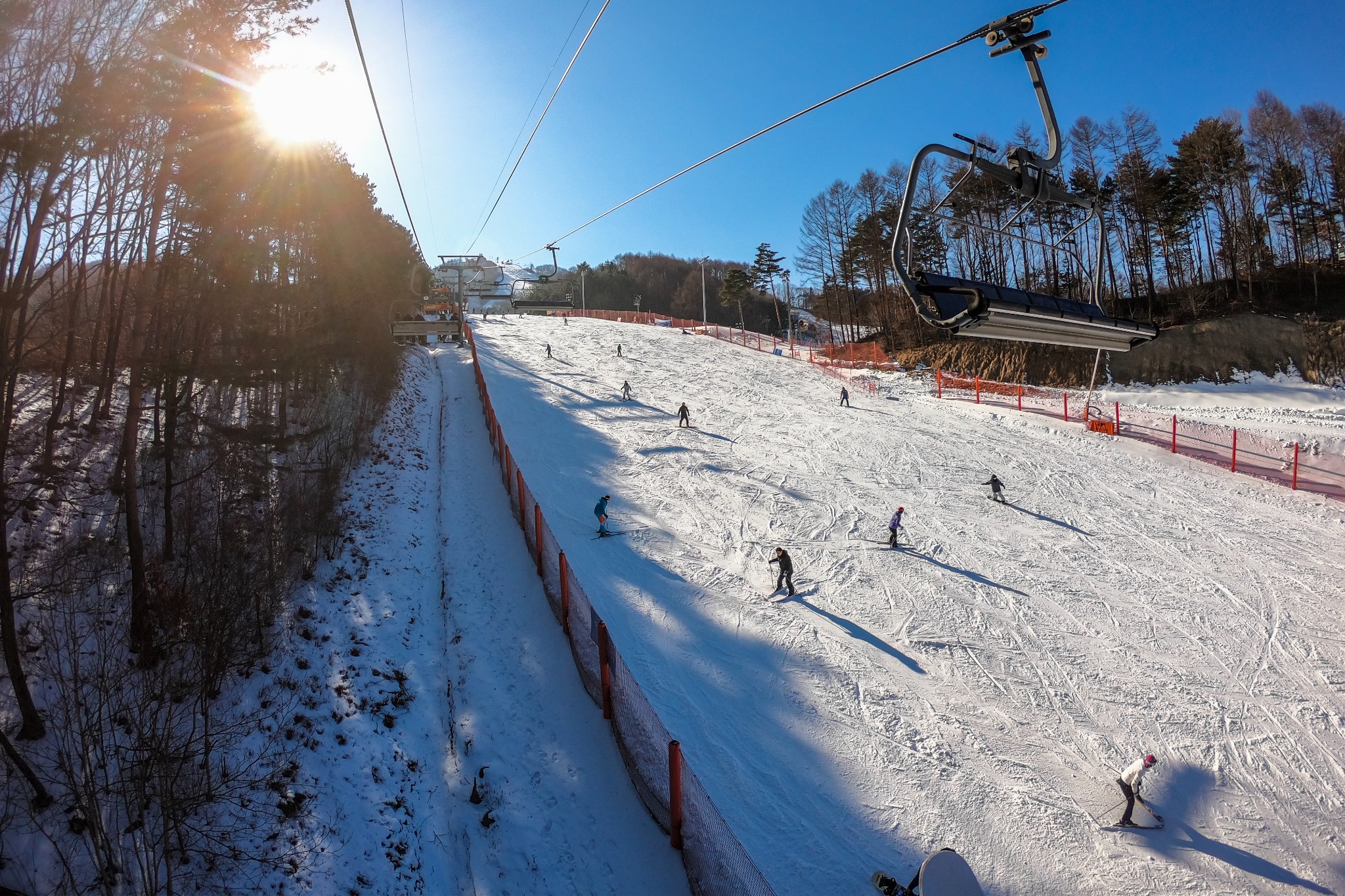 Phoenix Snow Parkの人工雪で整備されたコースと周囲の山肌