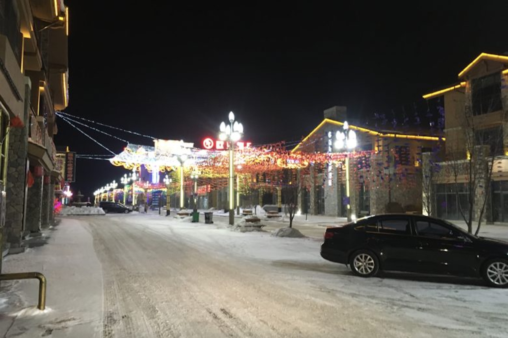 雪に覆われた長白山リゾート周辺の夜の街並み