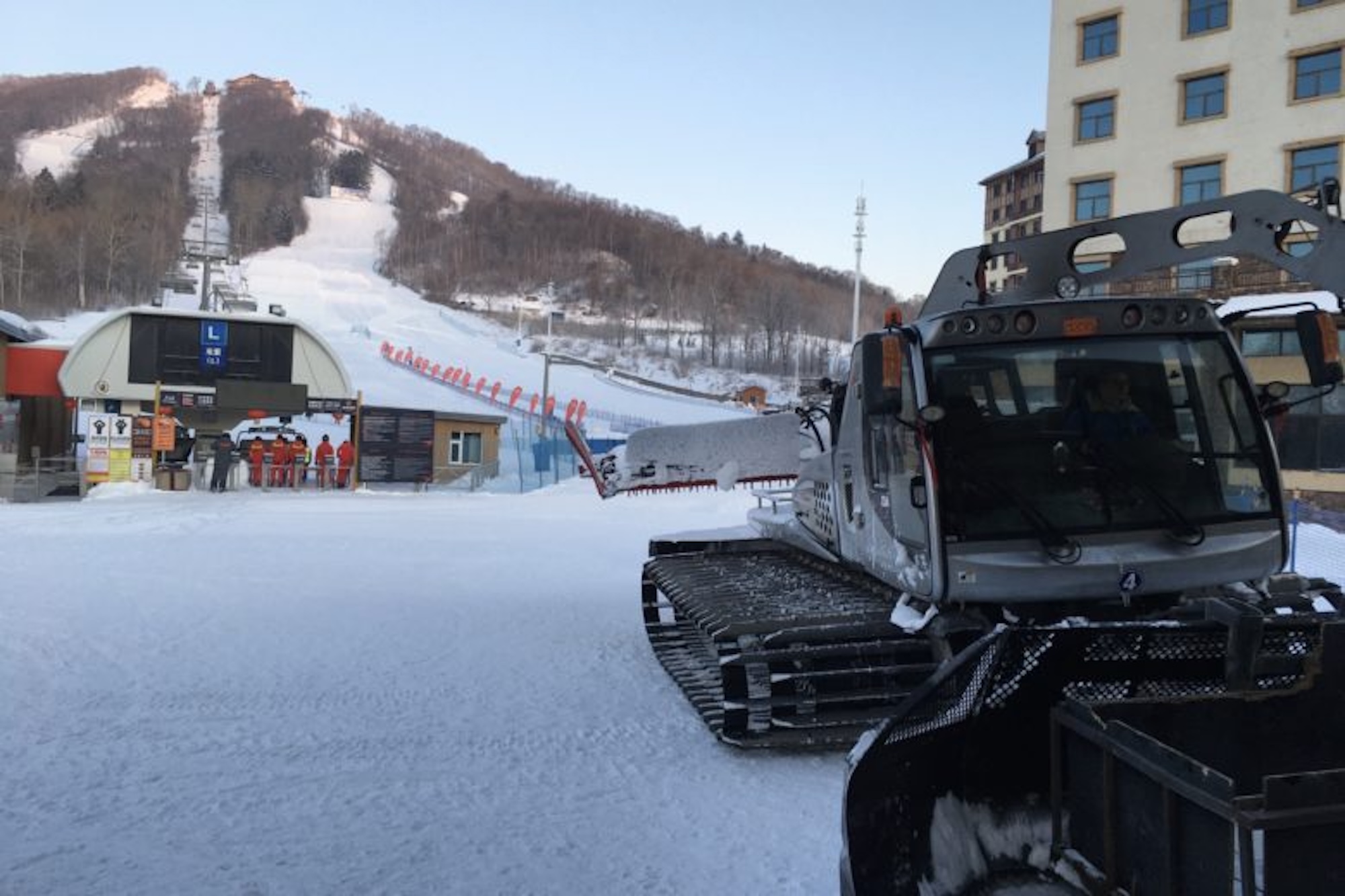 長白山リゾートの圧雪車とベースエリア