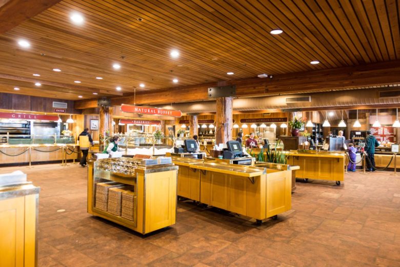 DEER VALLEYの豊富な料理が並ぶフードホール