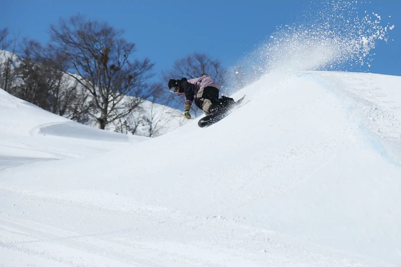 白馬八方尾根の雪上で滑るスノーボーダー
