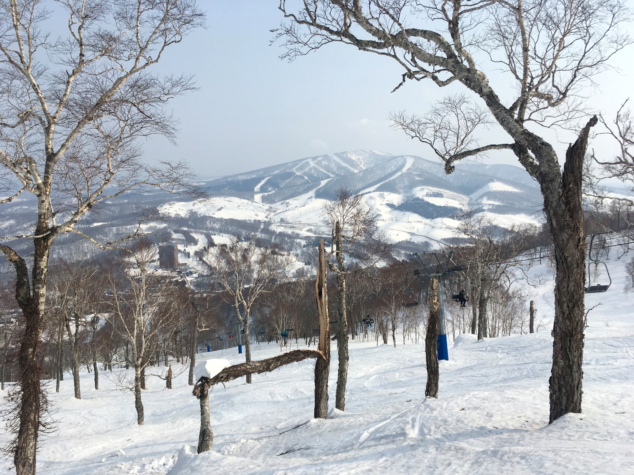ルスツリゾートのゲレンデからホテルと雪山を望む冬の風景