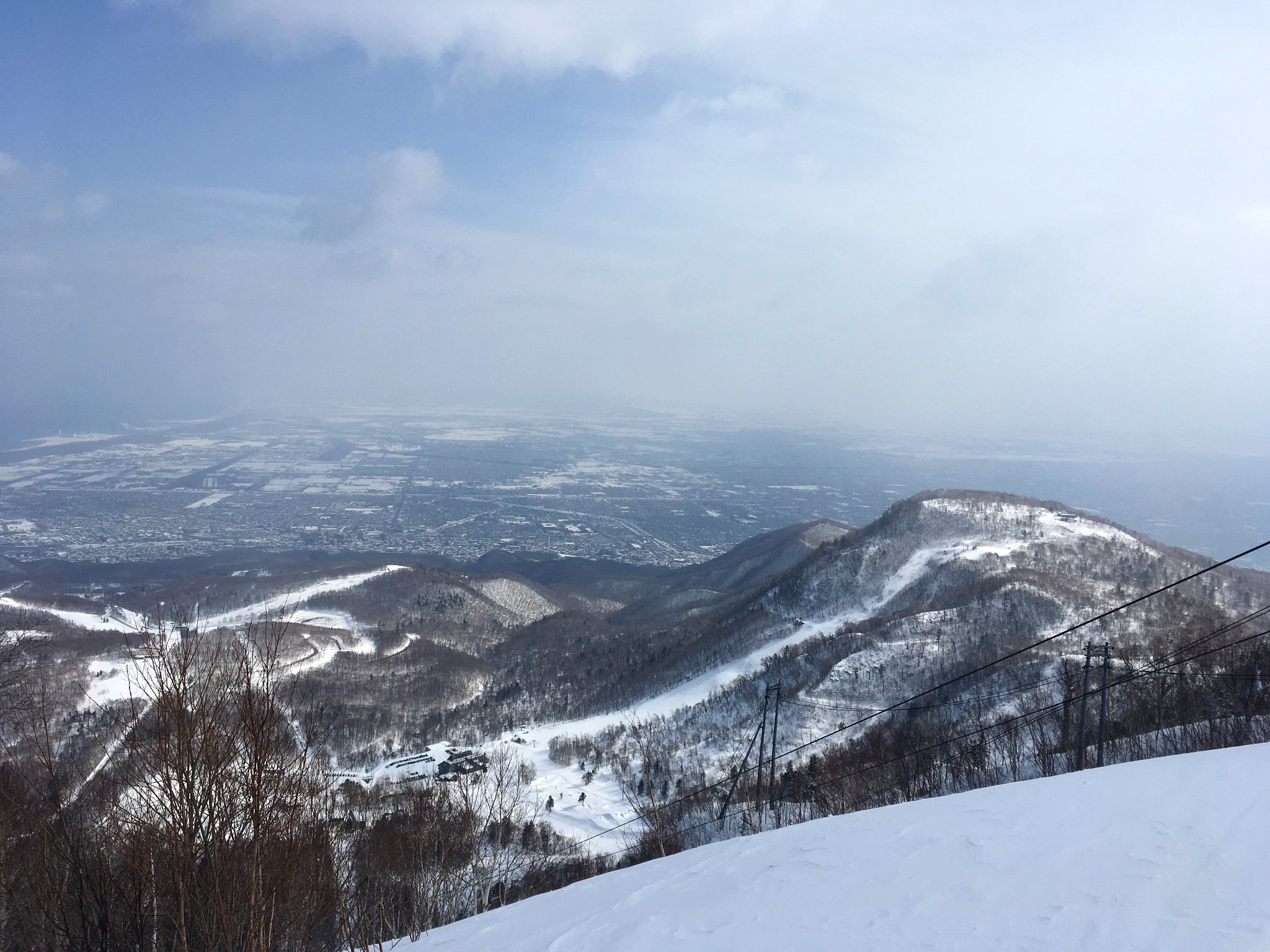 札幌市街と石狩湾を望むサッポロテイネ・ハイランドゾーンの雪景色