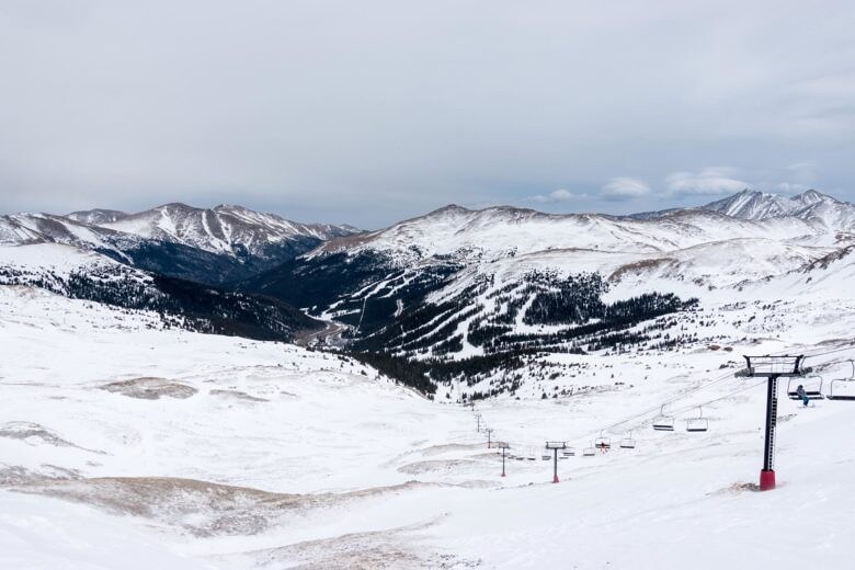 LOVELAND SKI AREAの広大な雪山とリフト