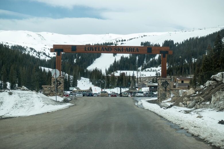 道路から見えるLOVELAND SKI AREAの入口