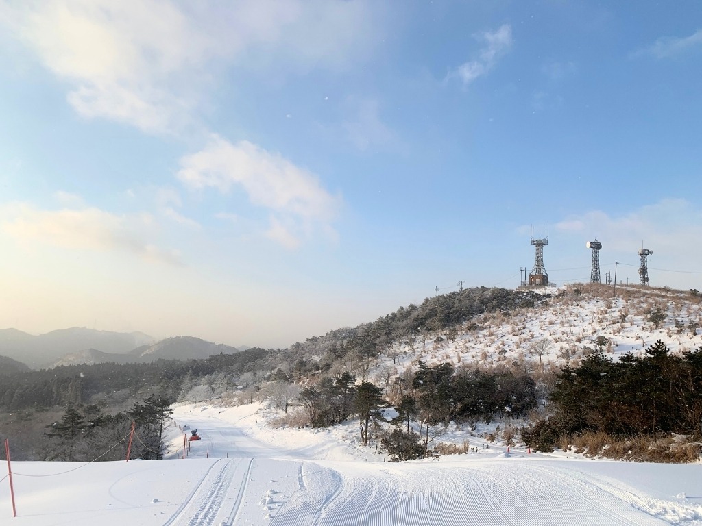 峰山高原リゾート ホワイトピークのゲレンデとリフト