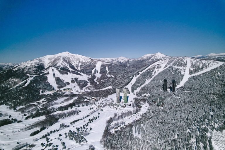 北海道の雪山とスキー場を望む風景