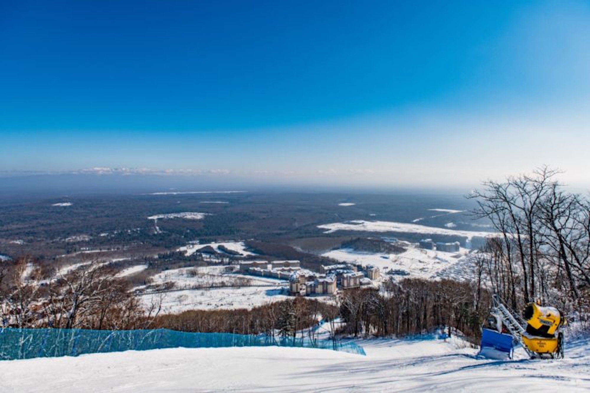 長白山リゾート上部の人工降雪機と広い景観