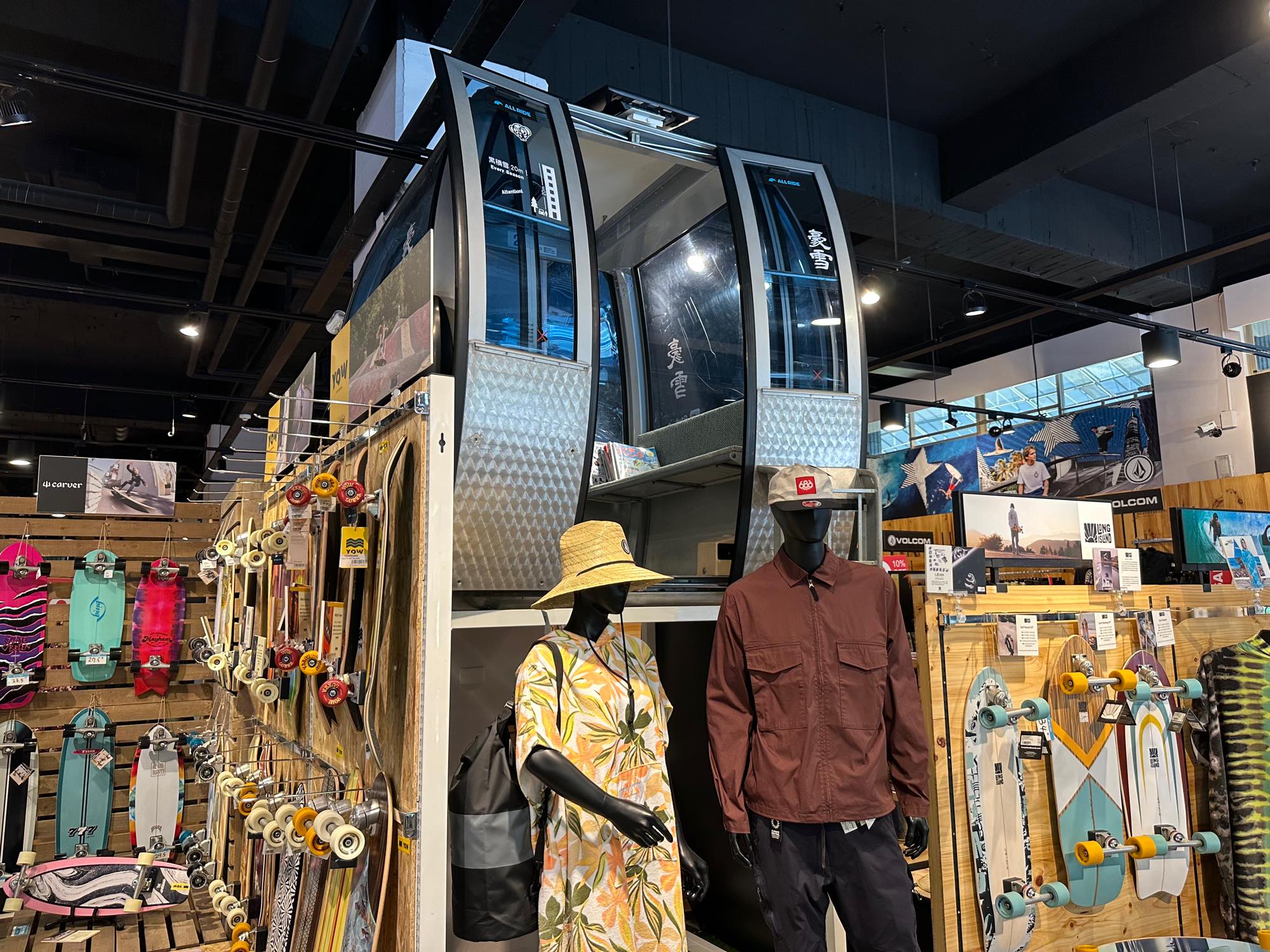 台北のALL RIDE店内に並ぶボード用品とゴンドラ型の展示