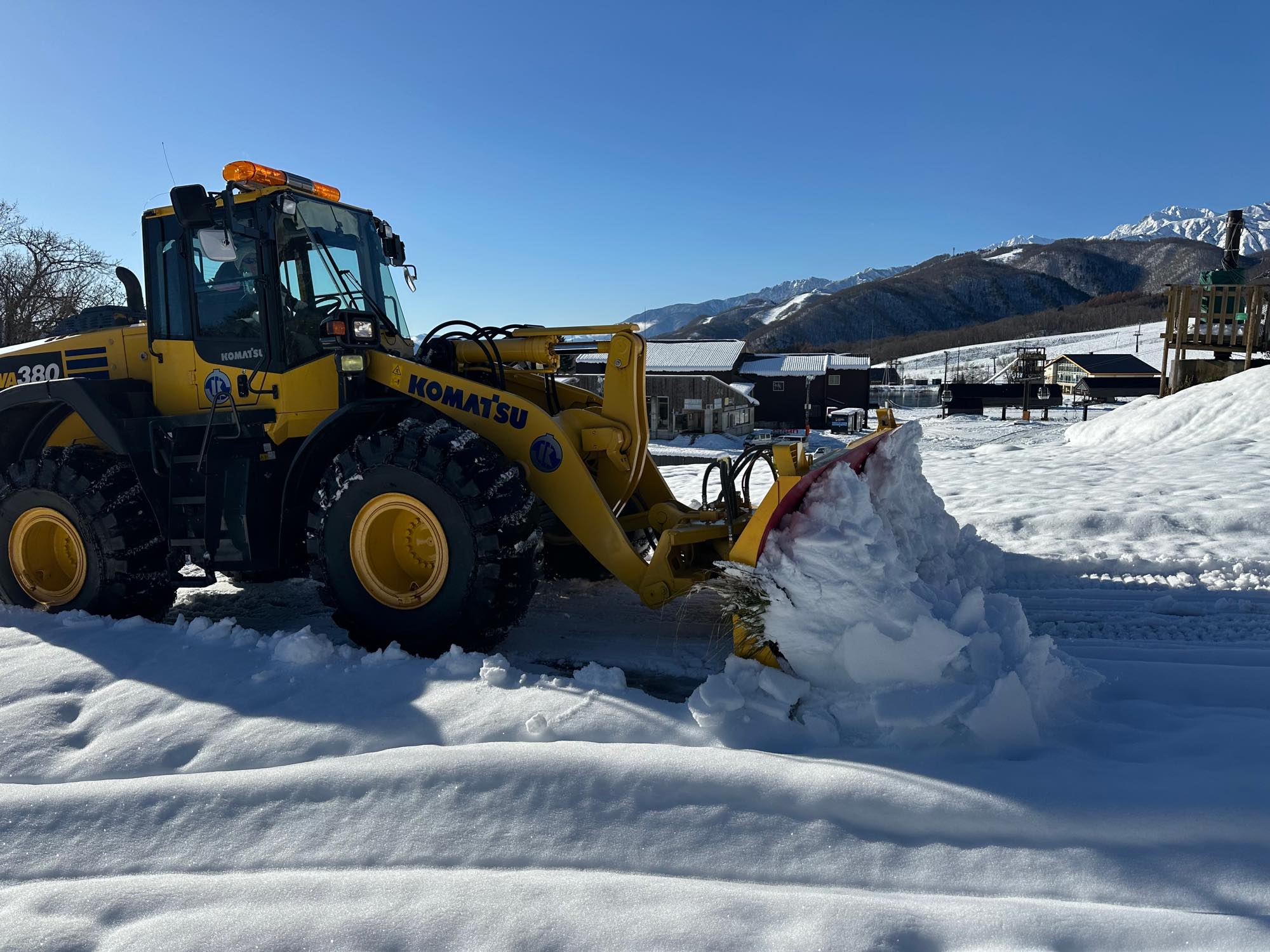 スキー場の雪を除くホイールローダー