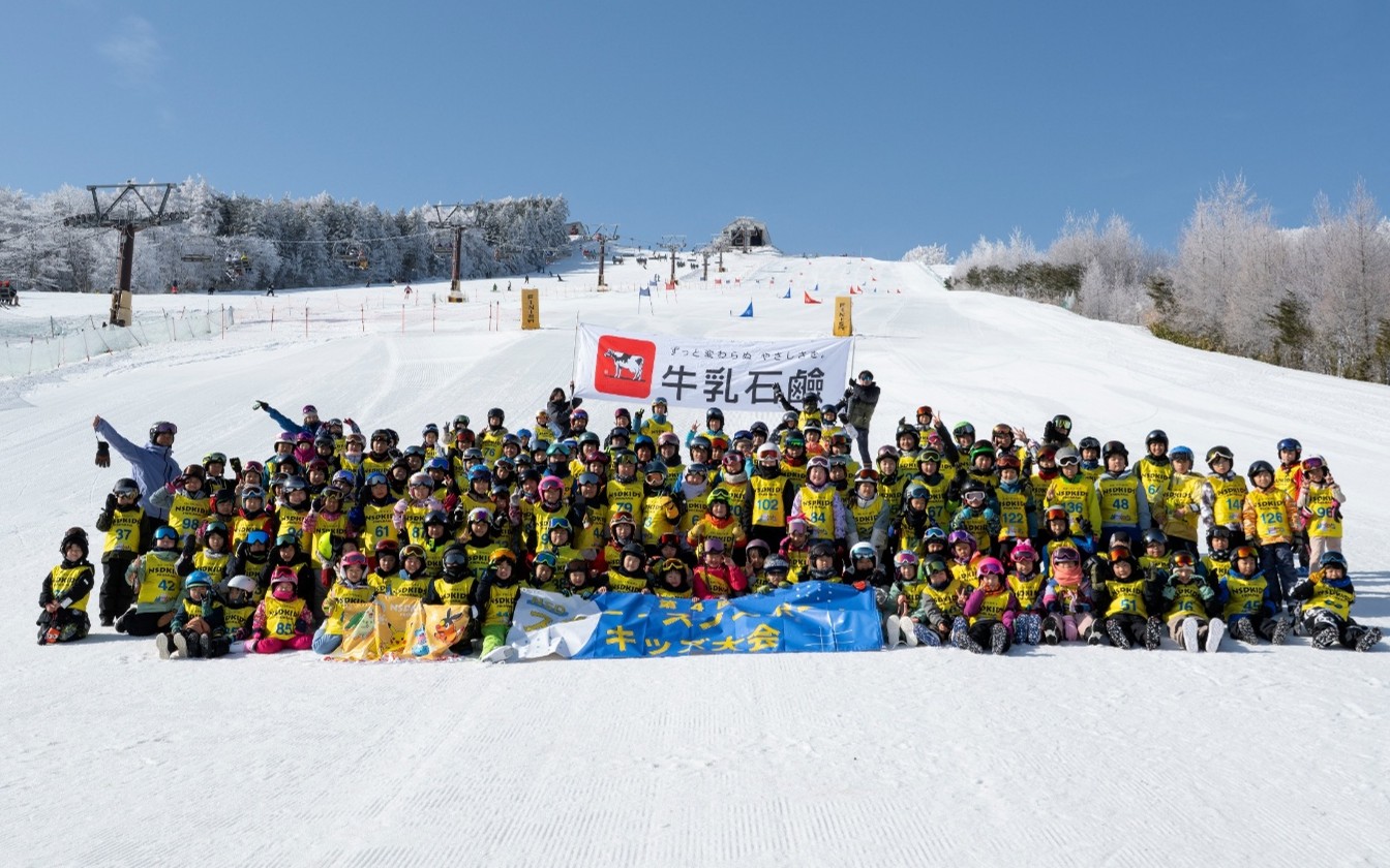 雪上で開催されたNSDキッズプログラムのキッズ大会参加者