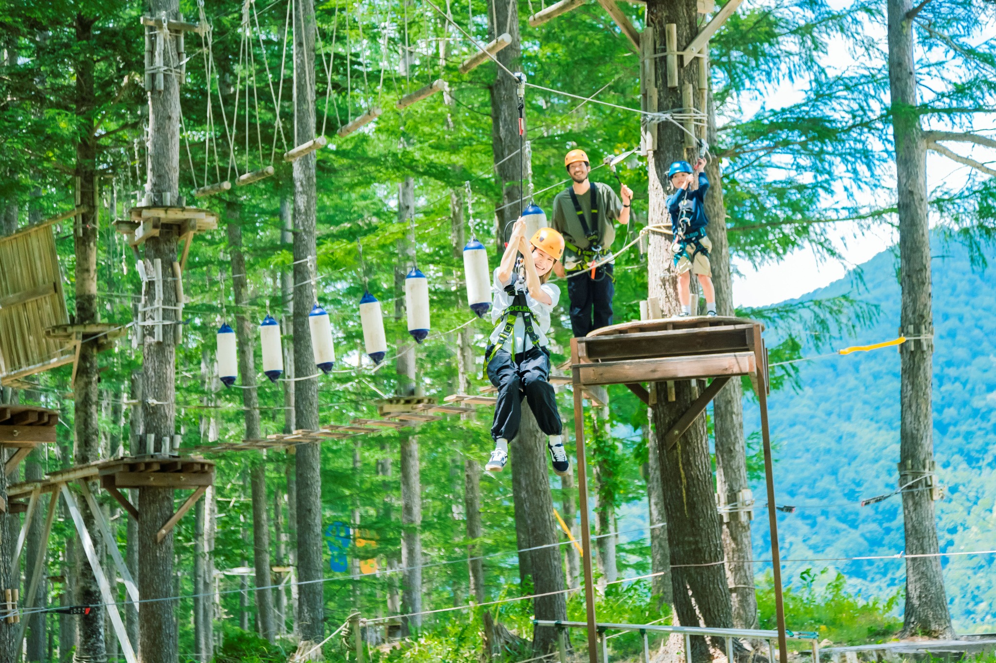 丸沼高原のツリーアドベンチャーを楽しむ家族