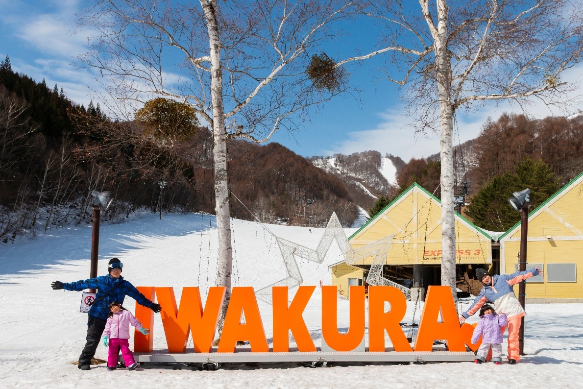 白馬岩岳スノーフィールドで雪山を楽しむ家族