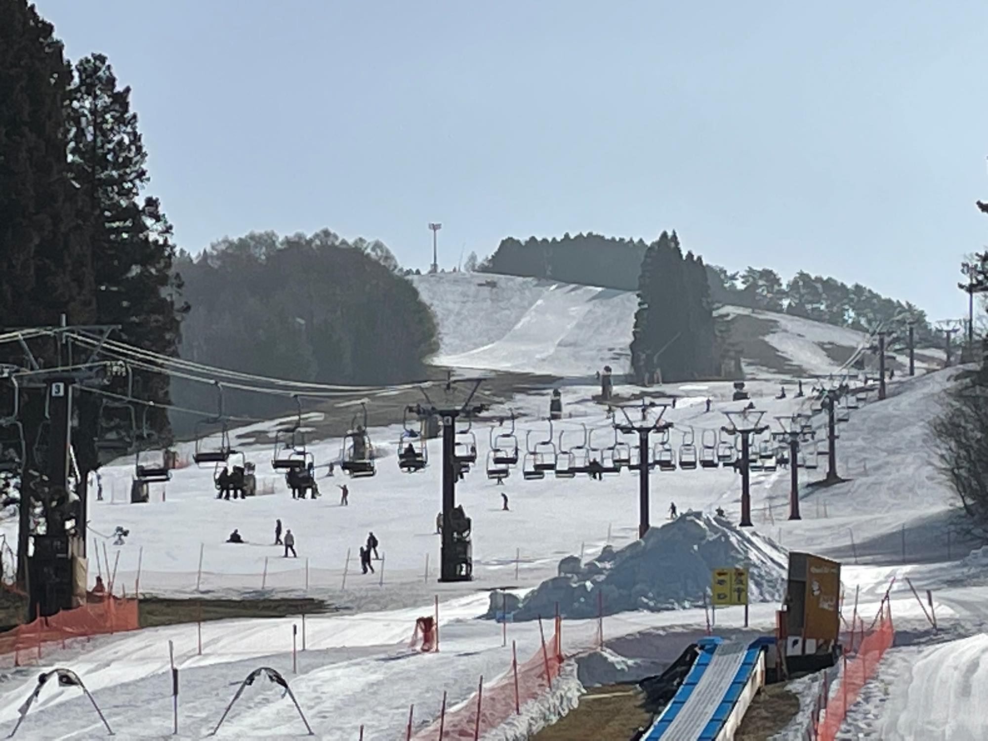鷲ヶ岳スキー場のゲレンデと複数のリフトを望む冬の風景