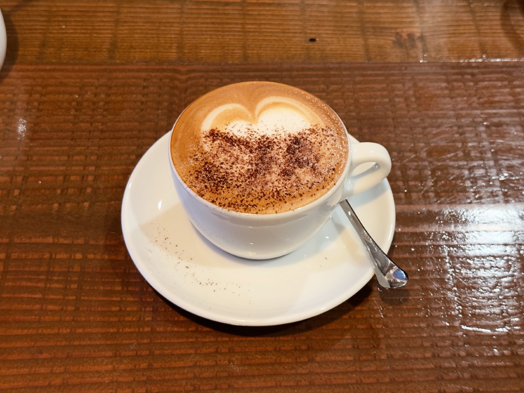カフェのテーブルに置かれたコーヒー