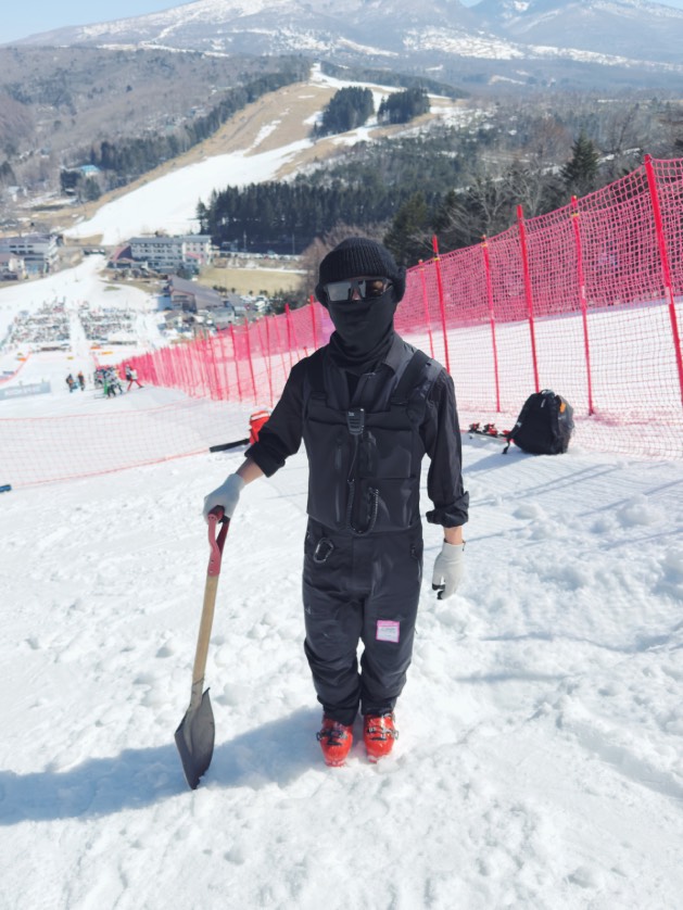 スキー場で活動するスキーヤーの姿