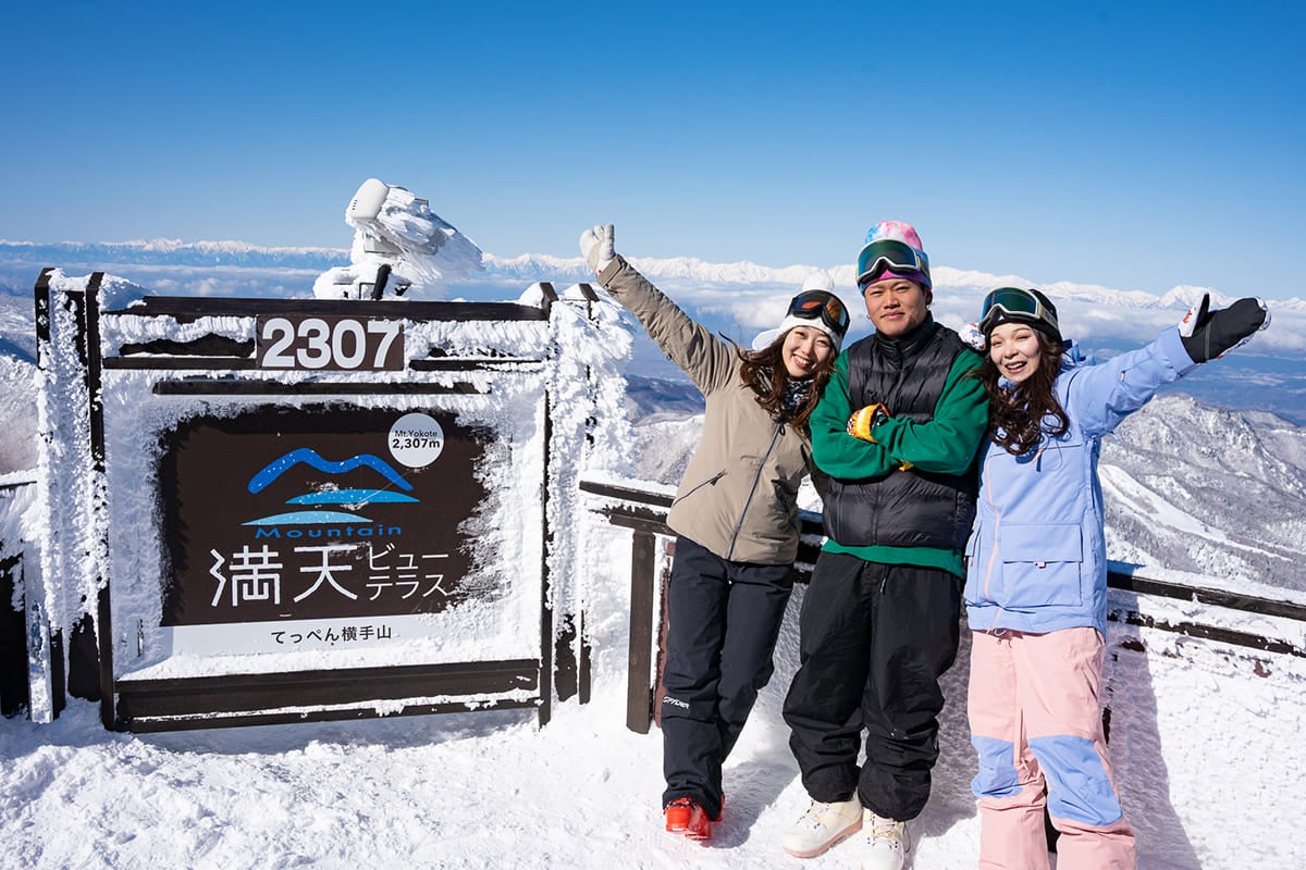 横手山・渋峠の標高2,307m地点での記念撮影