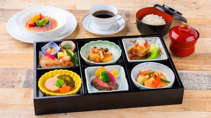 和洋中の料理を詰めたファーストトラックランチ弁当