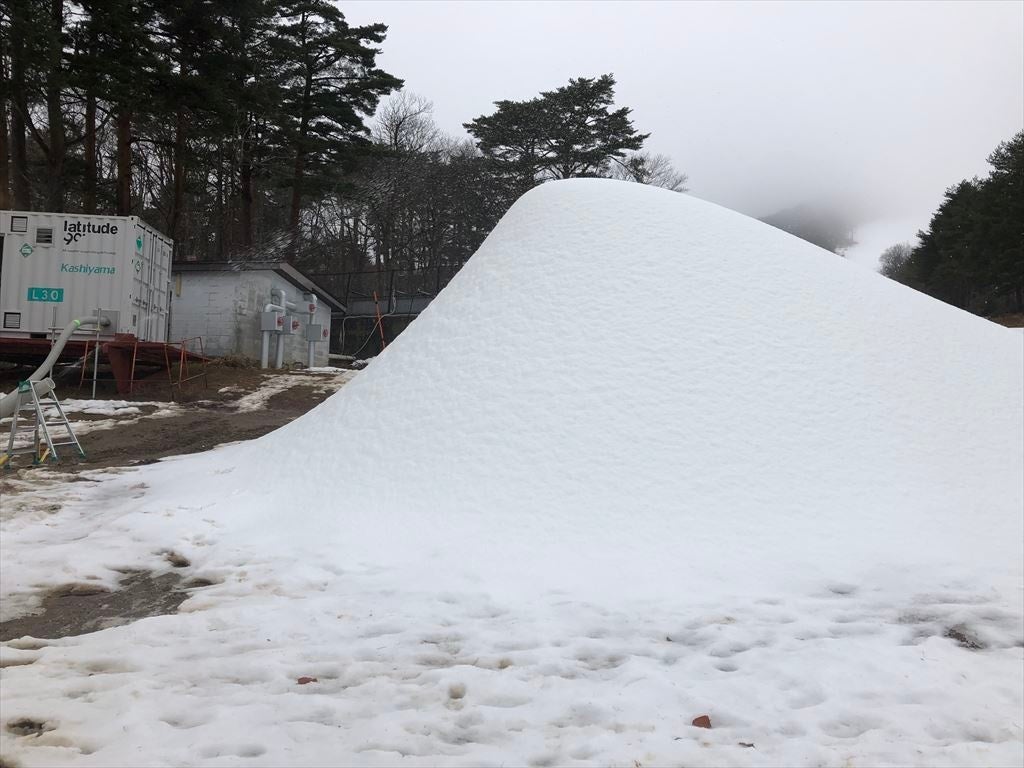 リリースが紹介する造雪の例。雪をためてからコースへ広げる