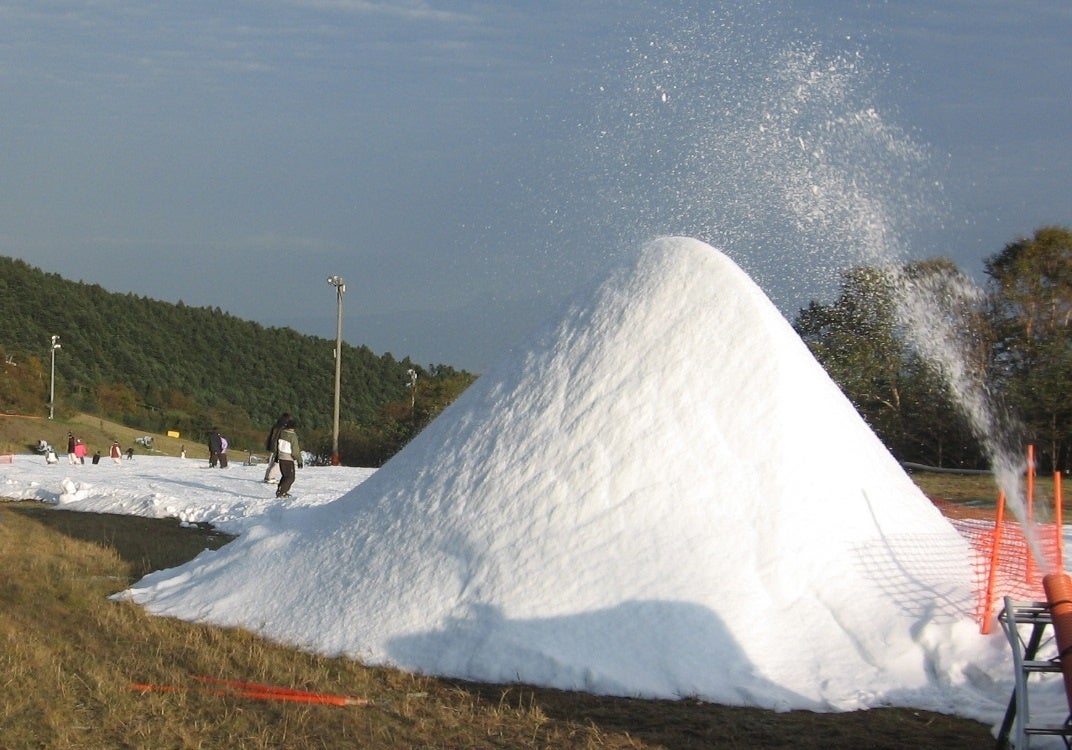 人工造雪でつくられた雪の山の例(リリース掲載資料)