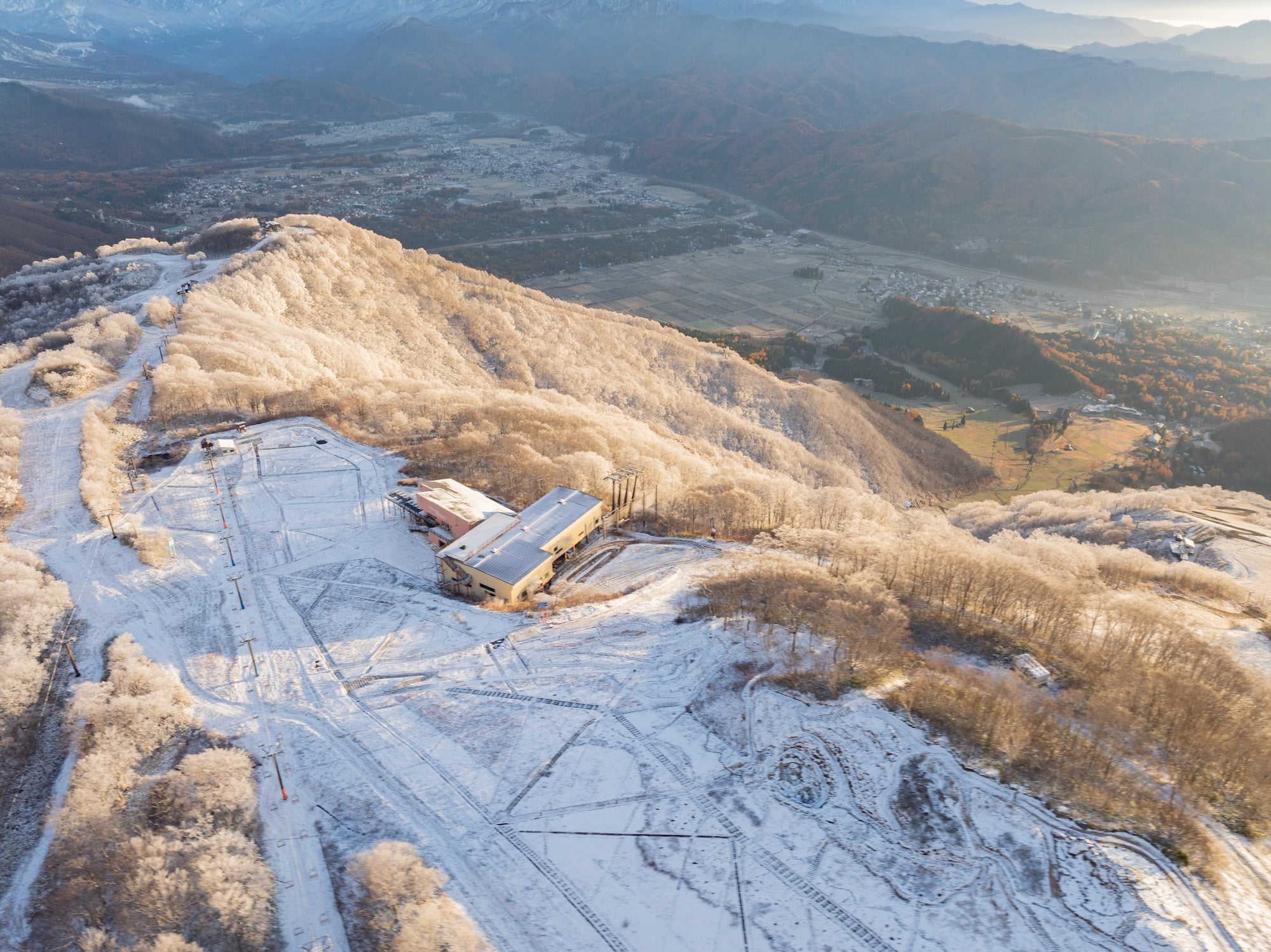 過去の初冬の山頂エリア。今季の積雪状況を示す写真ではない