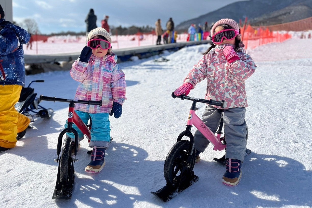 雪上ストライダーを楽しむ子どもたち