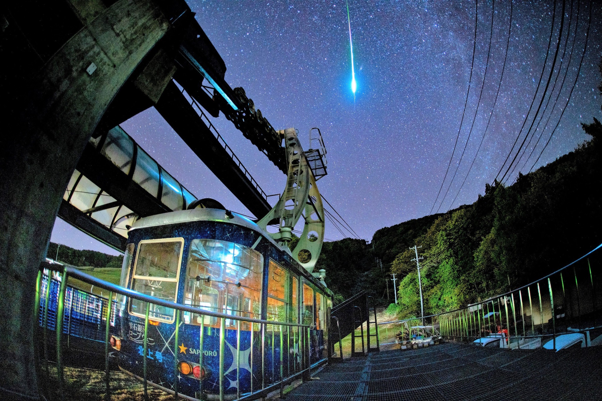 星空の下に停車する雫石の銀河ロープウェー
