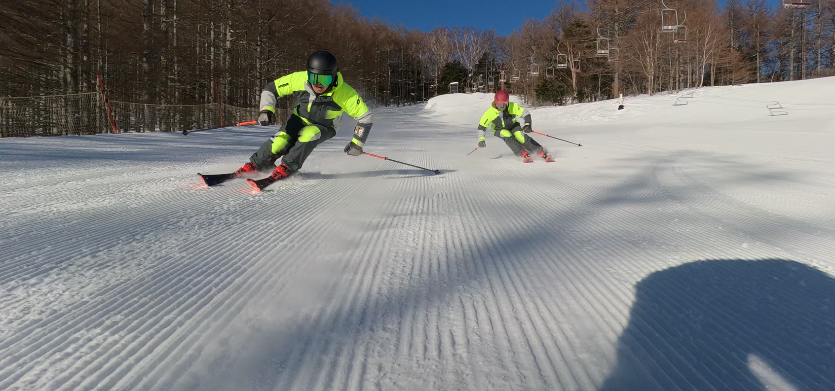 八千穂高原スキー場のゲレンデを滑るスキーヤー