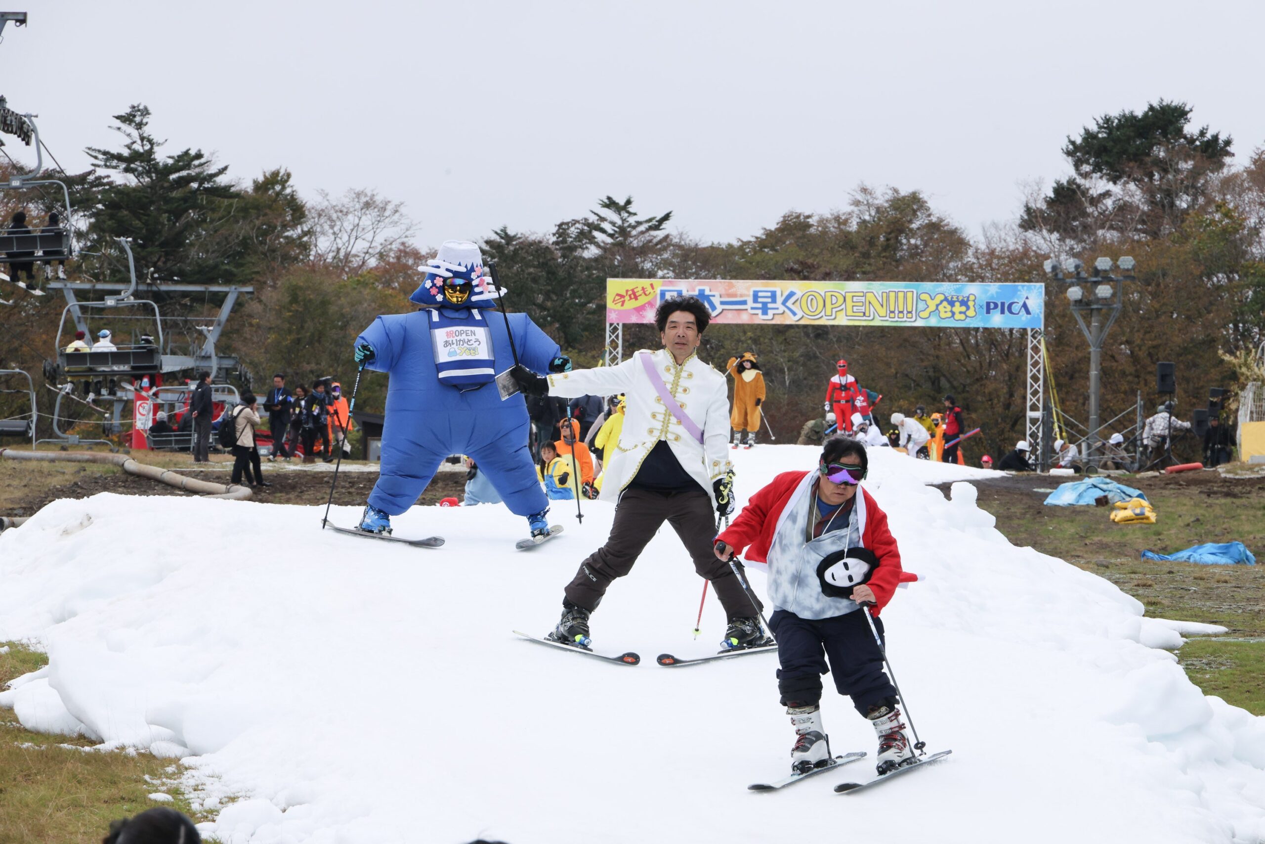 造雪されたイエティのコースで滑走する仮装参加者