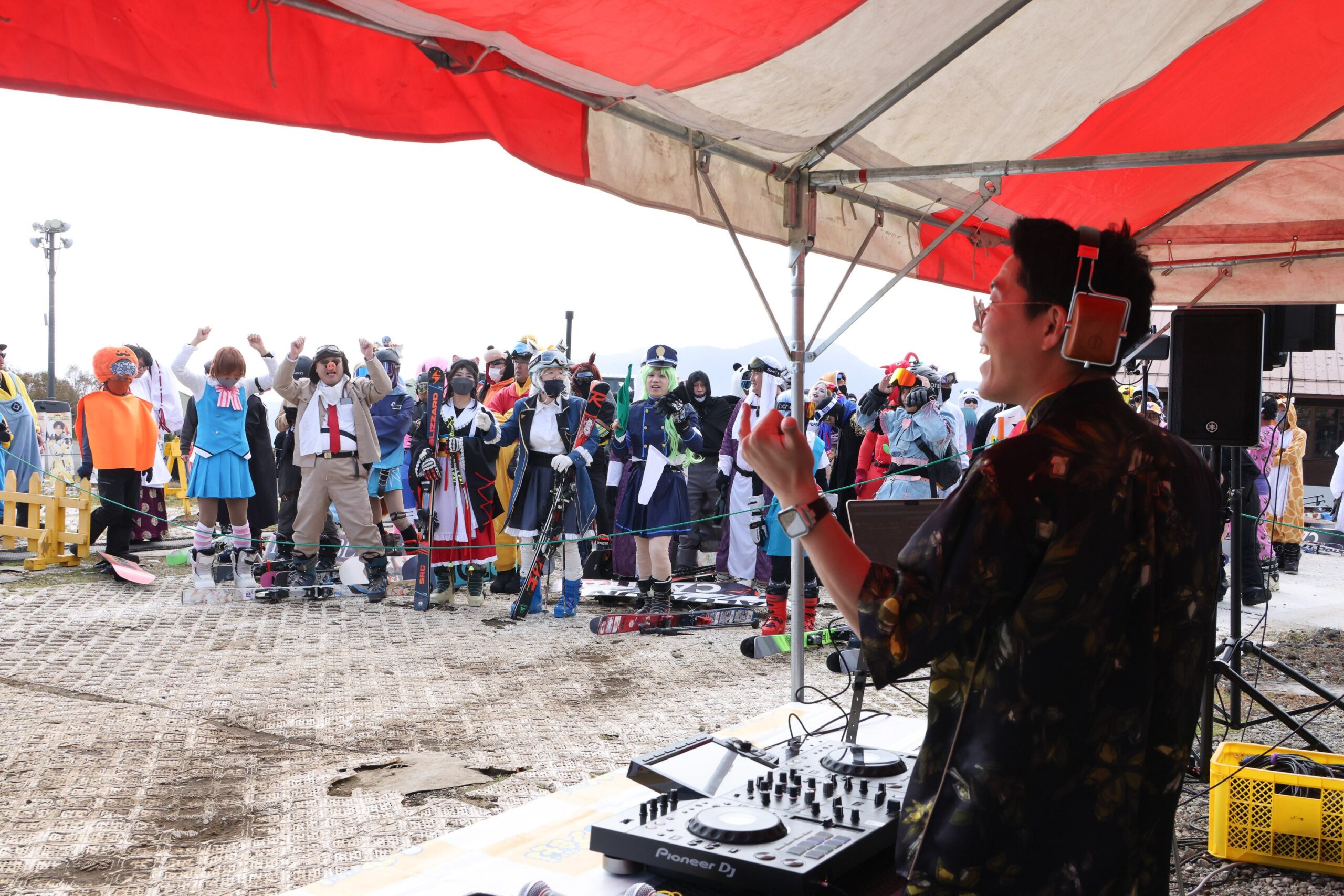 イエティ開幕イベントでDJがプレイする様子