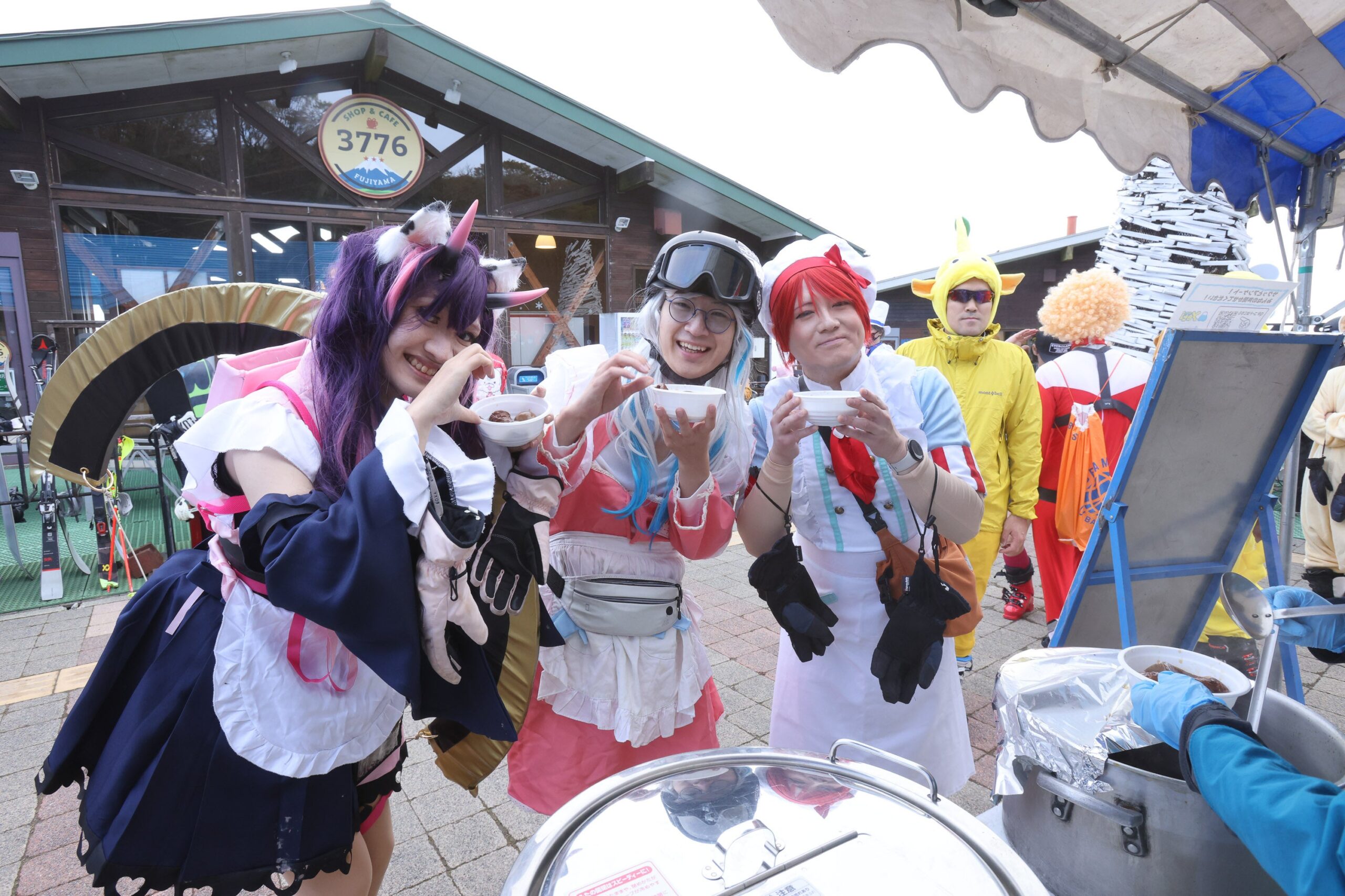 開幕イベントで静岡おでんを楽しむ参加者